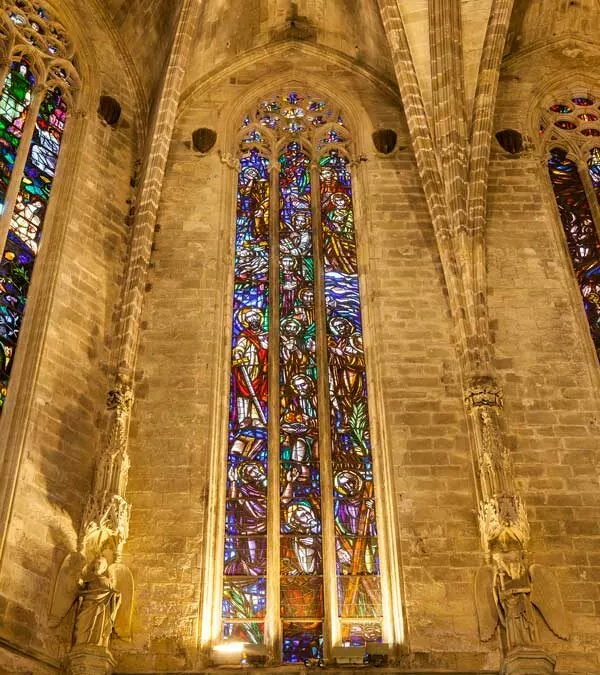 La Catedral de Mallorca convoca concurs públic per a la Restauració del Finestral Trífora i Vitrall 2n Sud de la Capella Reial