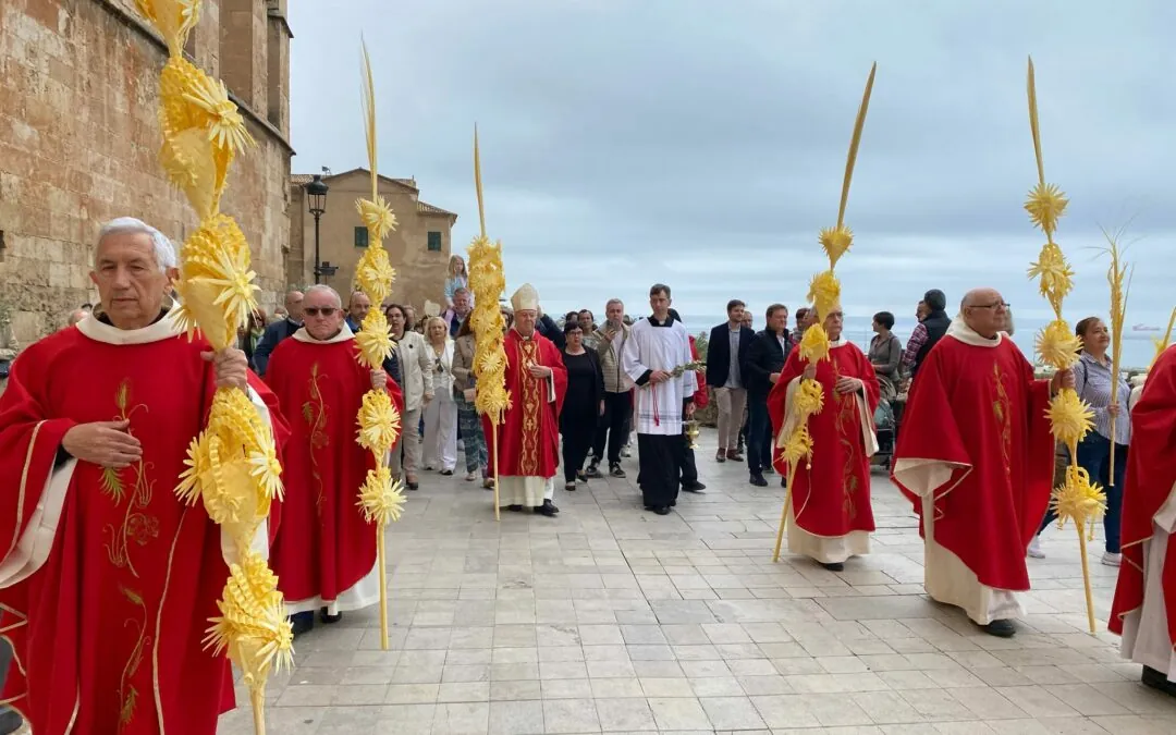 El bisbe beneeix els rams i celebra la missa de Passió