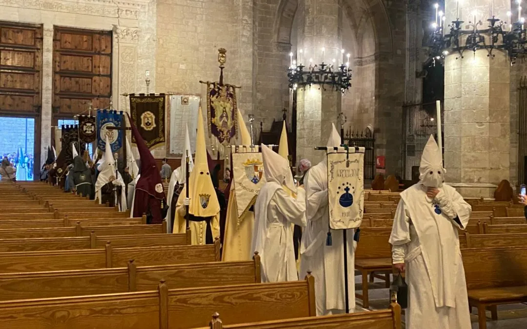 La Seu acull els estendards de les confraries de Palma