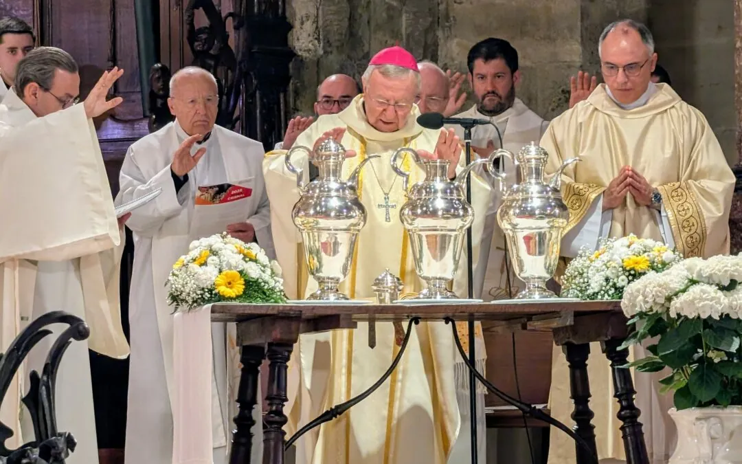 El Bisbe beneeix els olis dels catecúmens i els malalts a la Missa Crismal