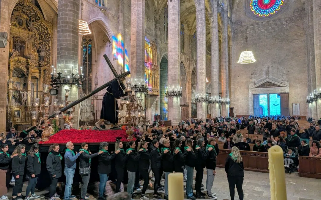 Centenars de fidels peregrinen a la Catedral en la processó del Crist de sa Indioteria