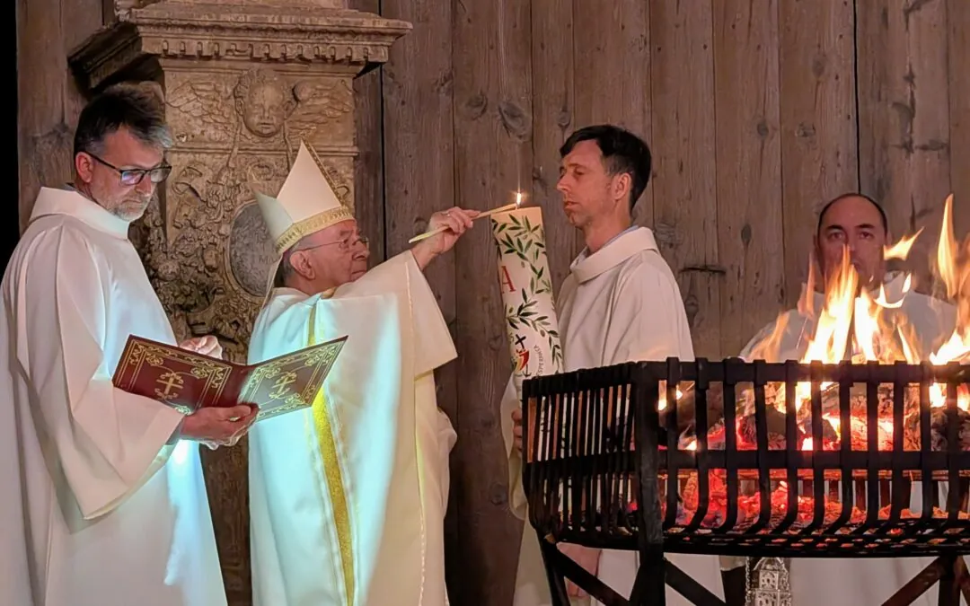La llum de Crist ressuscitat il·lumina la Catedral i dona pas a la Pasqua