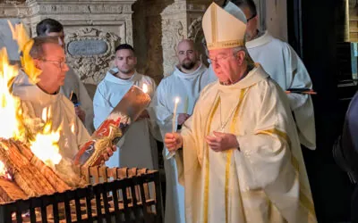 La luz de Cristo ilumina la Catedral en la Vigilia Pascual