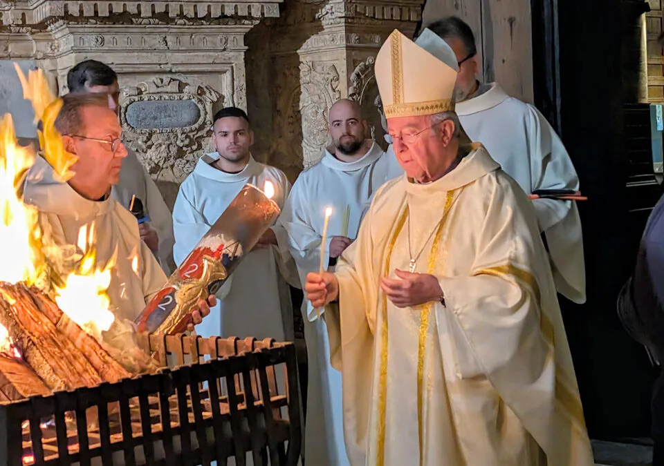 La llum de Crist il·lumina la Seu en la Vigília Pasqual